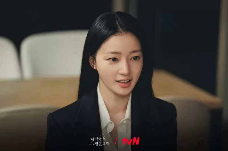 Peran Song Ha Yoon sebagai Jung Soo Min (instagram/tvn_drama)