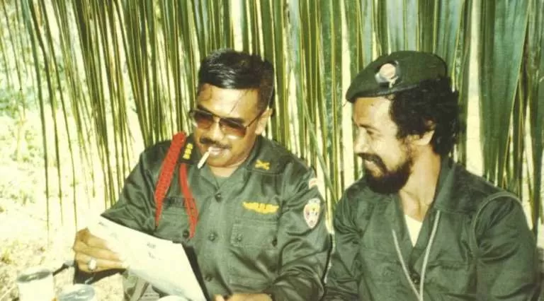 Xanana Gusmao di markas perjuangannya saat bertemu Kolonel Poerwoko dan saling menunjukkan dokumen. (Foto:Satutimor.com) 
