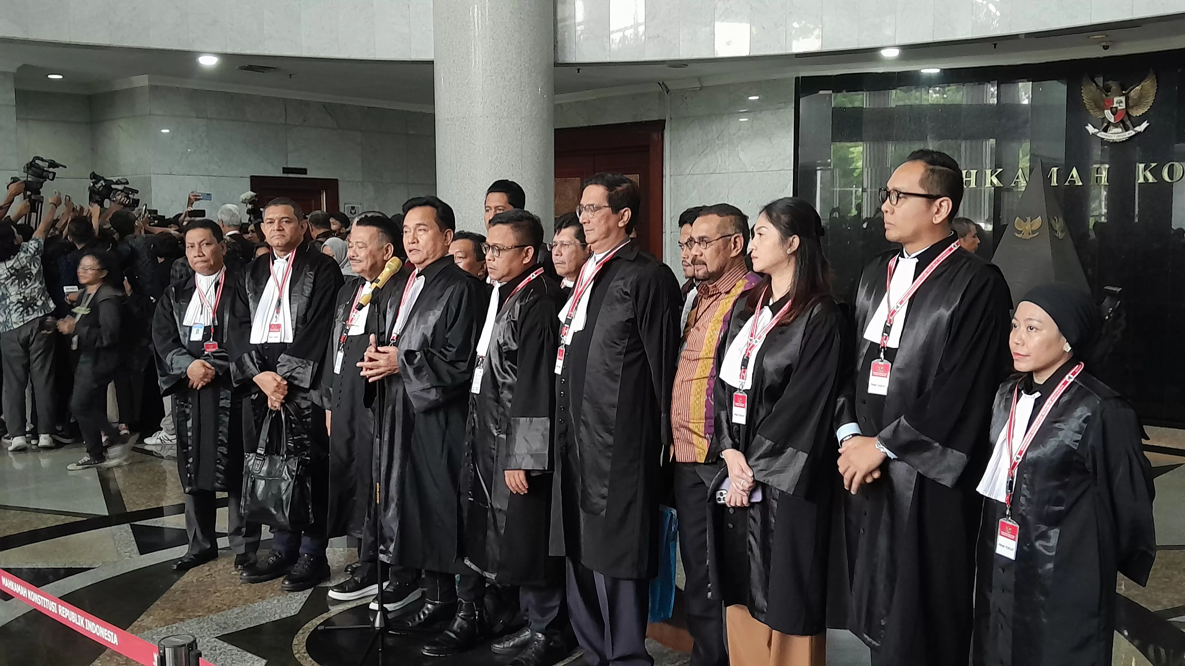 Tim Hukum Prabowo Subianto-Gibran Rakabuming usai usai sidang PHPU dengan pemohon Ganjar-Mahfud di Gedung MK, Jakarta Pusat, pada Rabu, 27 Maret 2024. (Foto: Konteks/Pierre Immanuel Ombuh)