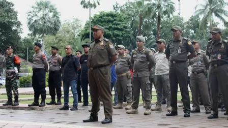 Sebanyak 72 personel gabungan yang terdiri dari Satpol PP Provinsi DKI Jakarta beserta Organisasi Perangkat Daerah (OPD) terkait dan TNI/Polri saat menggelar apel di Balai Kota DKI Jakarta, pada Senin, 11 Maret 2024. (Foto: beritajakarta.id)
