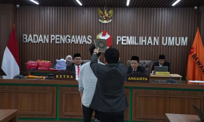 Bawaslu Periksa Saksi di Kasus Dugaan Penambahan Suara. Foto: Bawaslu RI =
