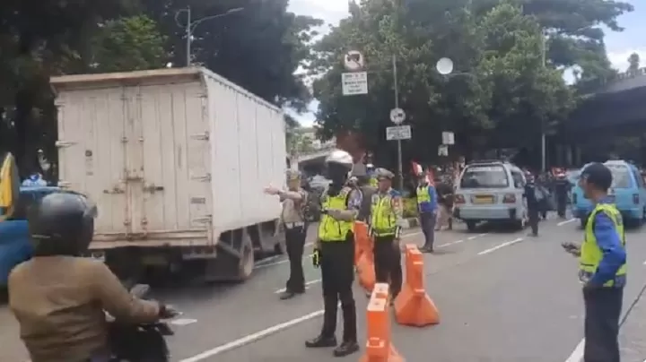 Demo dua kubu soal hak angket di depan DPR, polisi tutup Jalan Gatot Subroto arah Slipi (Dok TMC Polda Metro Jaya)