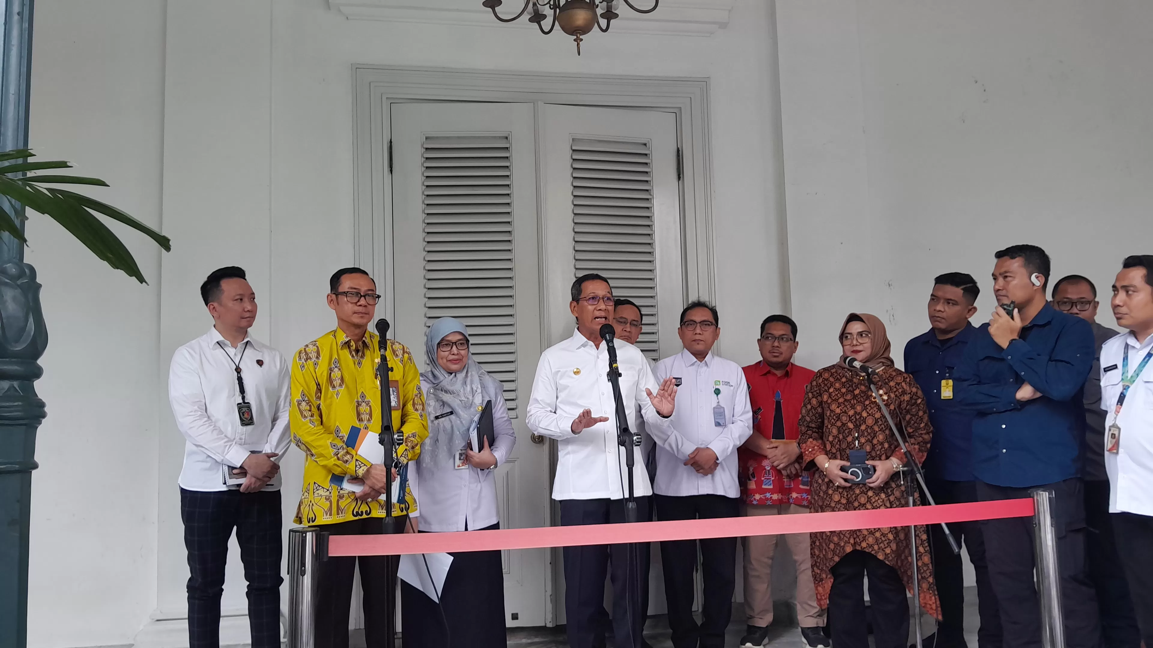 Penjabat (Pj) Gubernur DKI Jakarta Heru Budi Hartono bersama jajarannya saat menemui awak media di Balai Kota DKI, Jakarta Pusat, pada Rabu, 6 Maret 2024. (Foto: Konteks/Pierre Immanuel Ombuh)