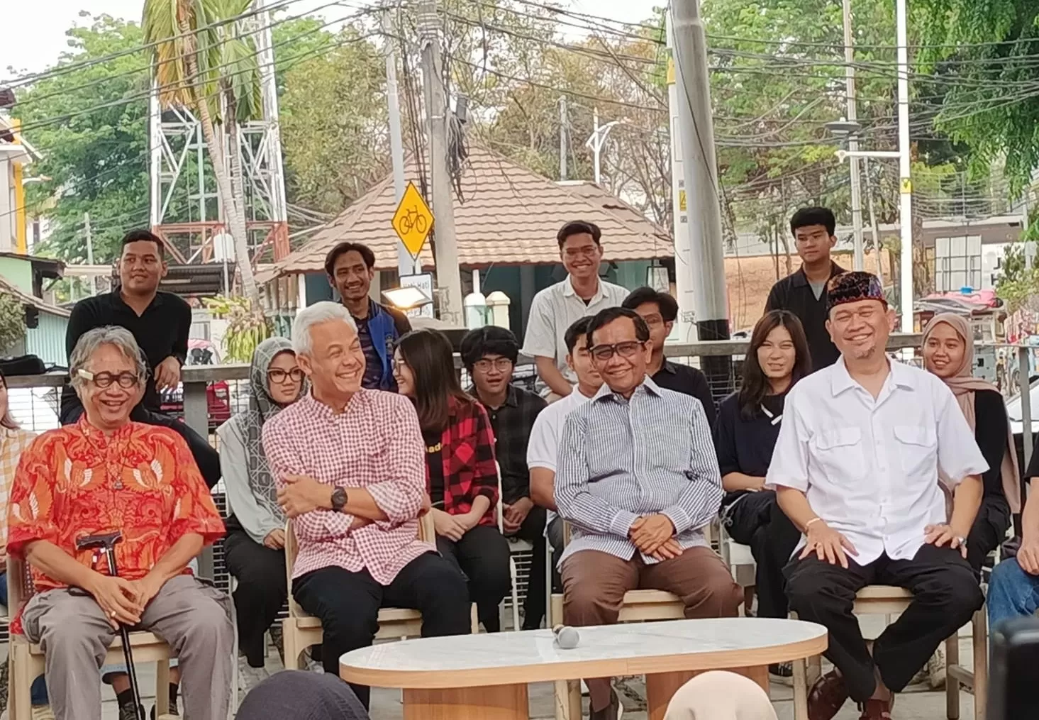 Mahfud MD, cawapres nomor urut 3, bersama capres Ganjar Pranowo saat momen sebelum Pilpres 2024. Foto: Dok Konteks