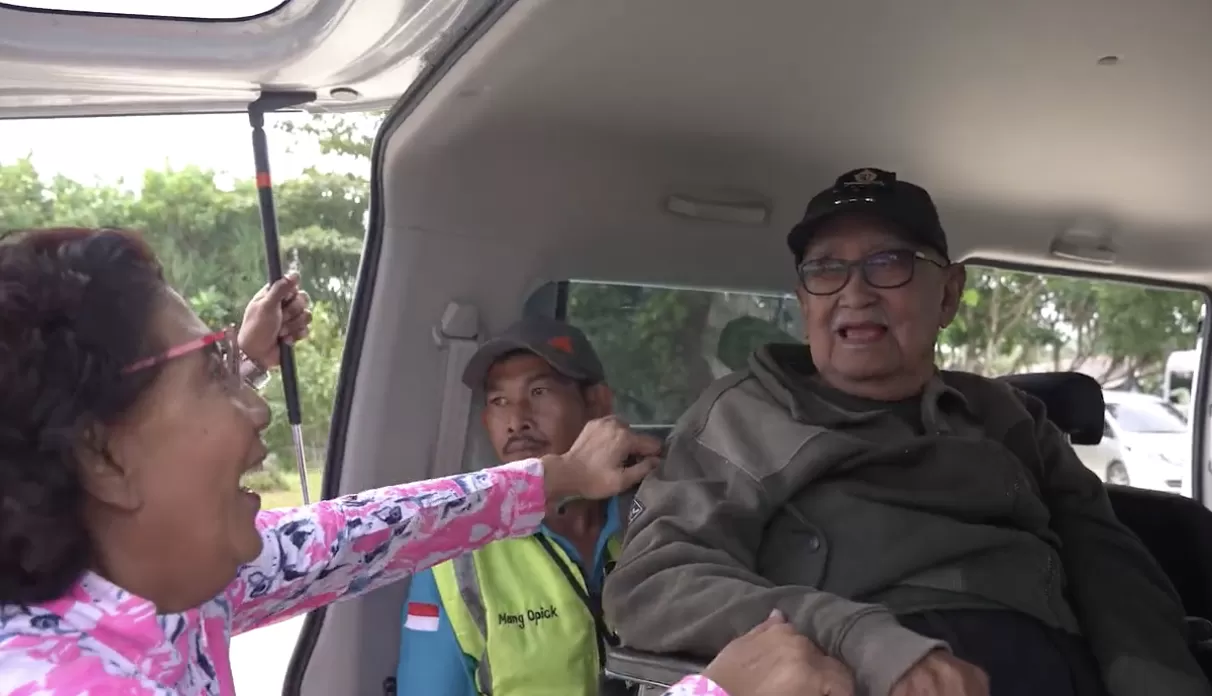 Letnan Jenderal TNI (Purn.) Solihin GP saat bersama Susi Pudjiastuti.