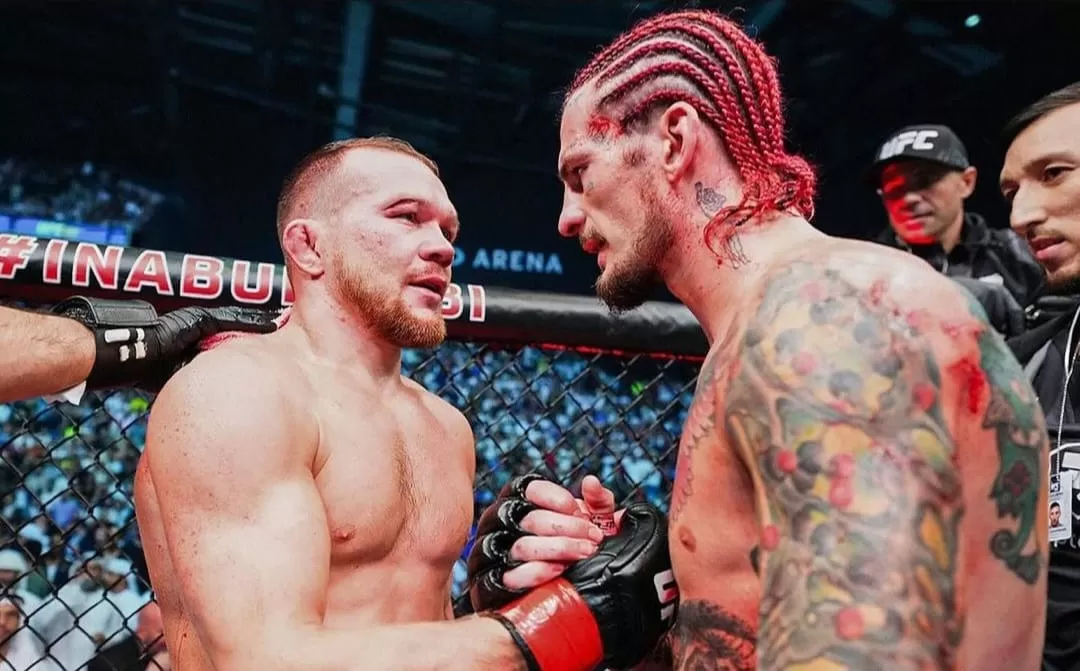 Petr Yan (Kiri) Eks No. 1 Juara Kelas Bantam UFC & Sean O'Malley (Kanan) Juara No. 1 Kelas Bantam UFC, saling bersalaman ketika selesai pertandingan (Foto: @espnmma/via Instagram)