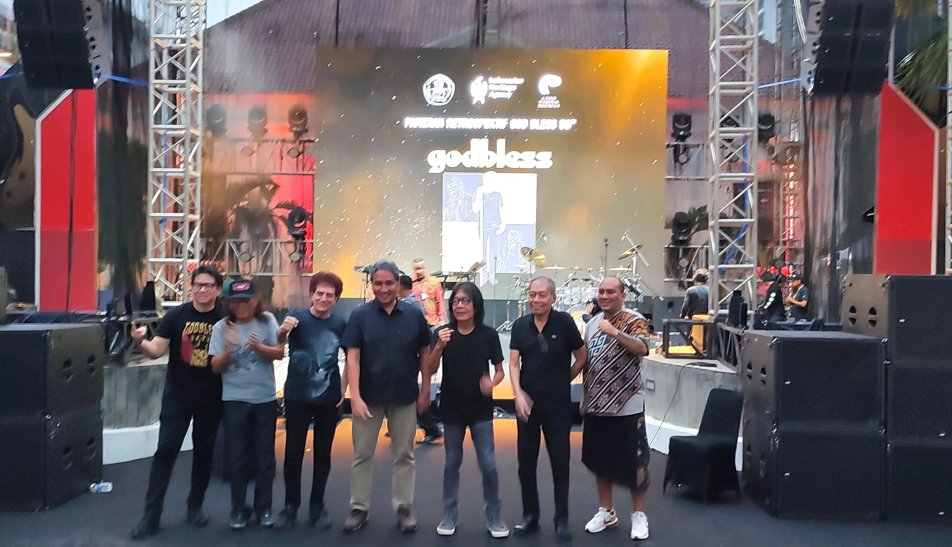 Para personel God Bless dan Dirjen Kebudayaan Kemendikbud Hilmar Farid (tengah kemeja biru) berfoto seusai talk show di hari terakhir Pameran Retrospektif 50 Tahun God Bless di Galeri Nasional, Jumat 1 Maret 2024. (Foto: Konteks/Jimmy Radjah)