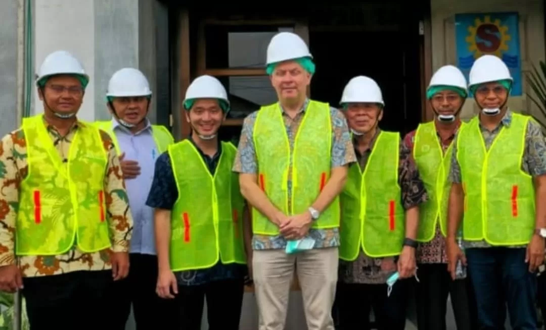 Duta Besar Kanada untuk Indonesia dan Timor Leste HE Jess Dutton saat mengunjungi PT Sumatraco Langgeng Makmur. (Dok: istimewa)