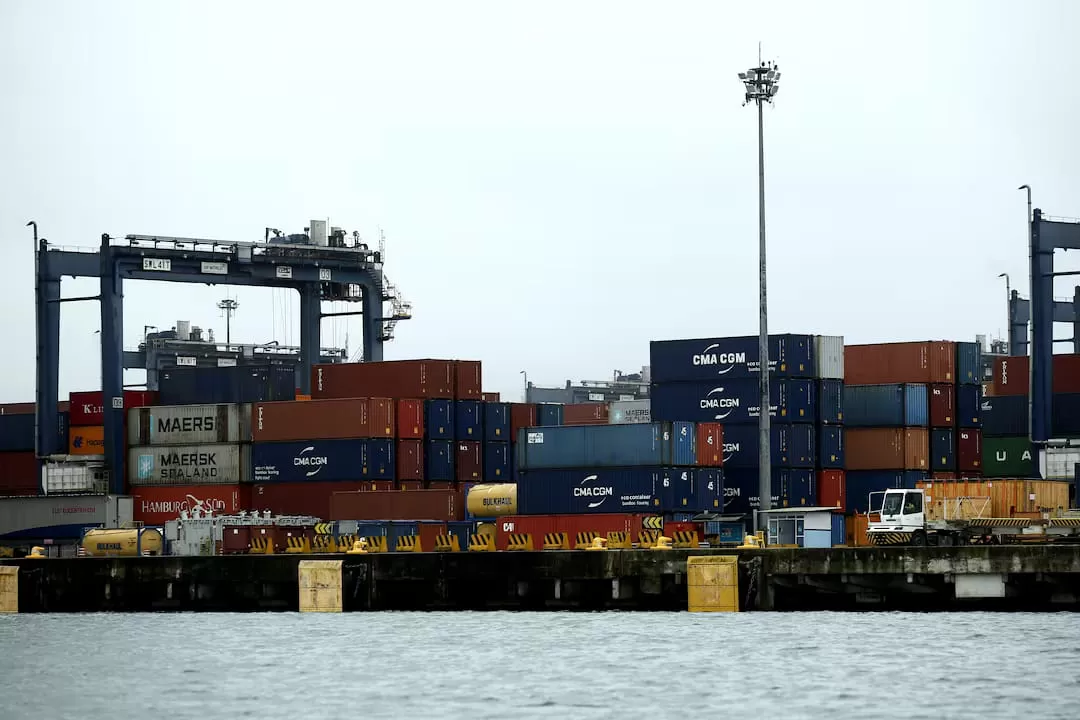 Kontainer dalam antrean untuk dimuat di terminal kargo di Pelabuhan Santos, Brasil. (Foto: @CarlaCarniel via Reuters)