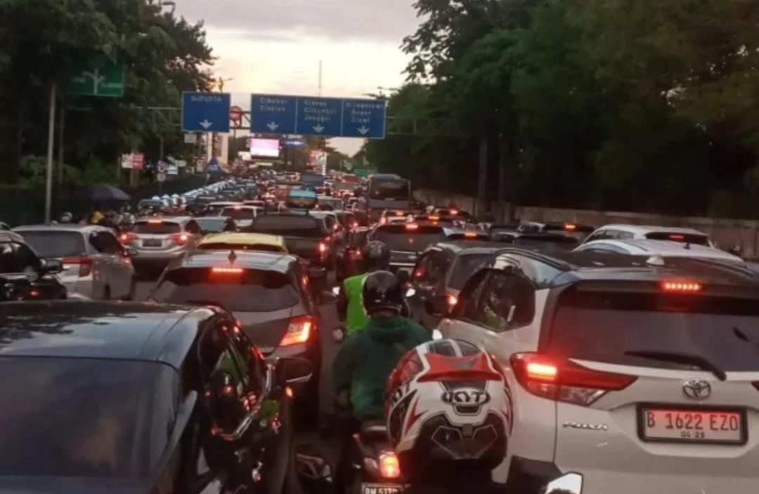 Macet horor dari keluar Tol Cibubur arah Cileungsi (sumber: @infocibubur._ /via: Instagram)