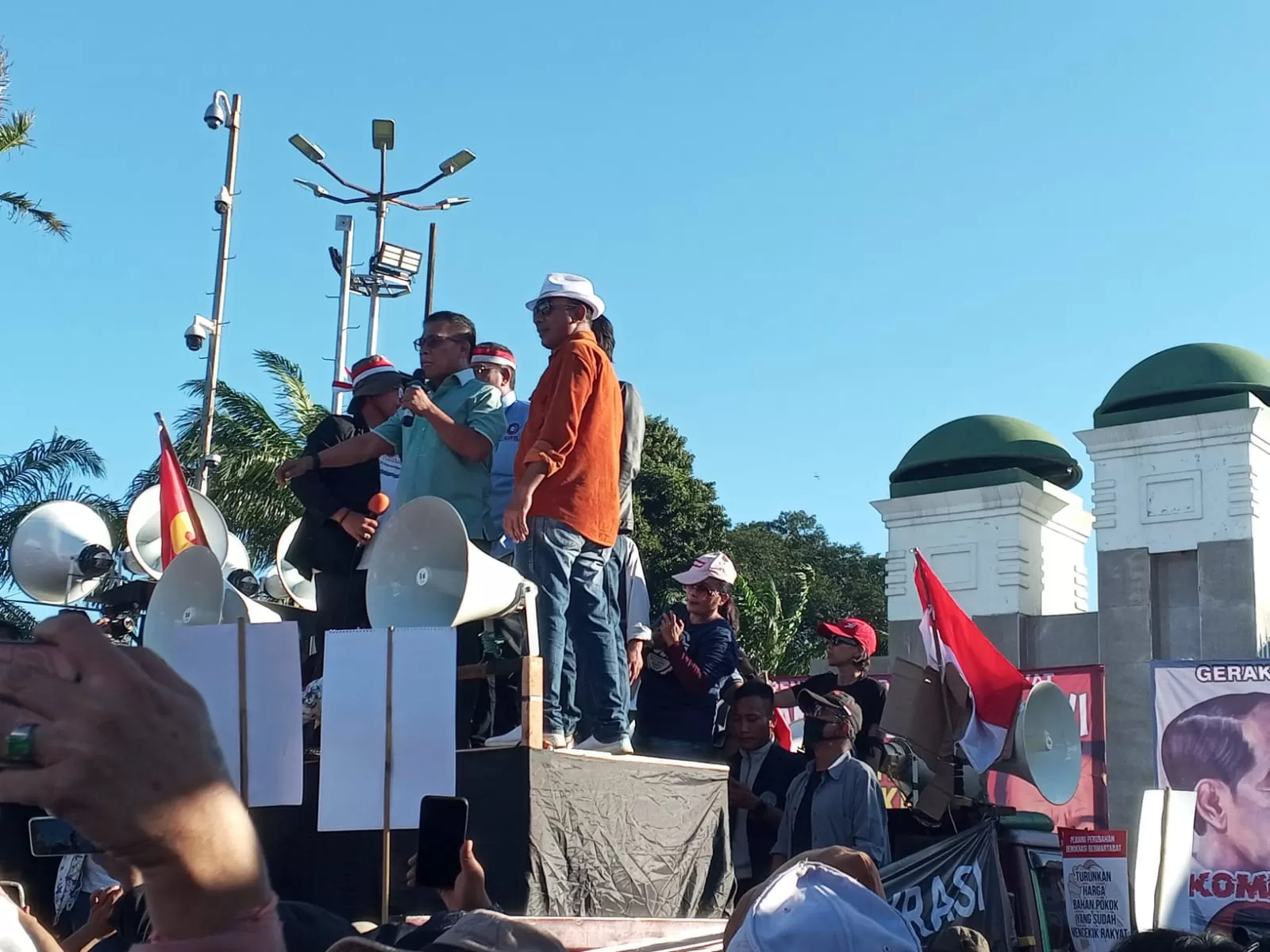 Mahasiswa ditemui anggota Komisi VII Adian Napitupulu dan anggota Komisi III Masinton Pasaribu.