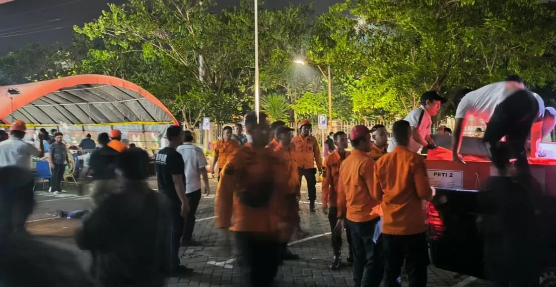 Tim BPBD Provinsi Jawa Timur mendirikan tenda pengungsian bagi pasien terdampak gempa di RS Unair Surabaya, Kota Surabaya, Jawa Timur. (Dok: BNPB)