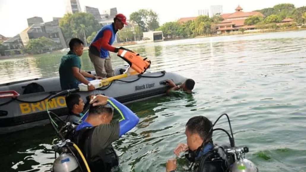 Pencarian Barang Bukti Kasus Pembunuhan Akseyna di Danau Kenanga oleh Brimob (sumber: TMIHARIINI/via X)