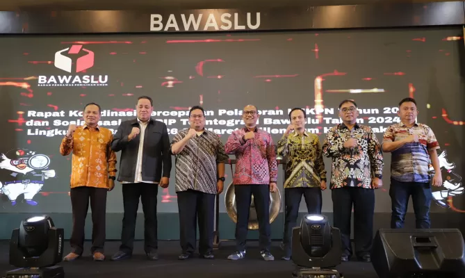 Pimpinan Bawaslu dalam Rakor Percepatan Pelaporan Laporan Harta Kekayaan Penyelenggara Negara (LHKPN) Tahun 2023, Selasa (26/3/2024) malam. Foto: Bawaslu RI