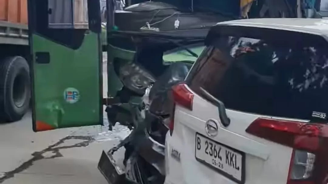 Bus dan Dua Mobil Pribadi yang Tertabrak Truk Bermuatan Batu di Jalan Alternatif Cibubur / sumber: @rahadian_tommy / via: Instagram