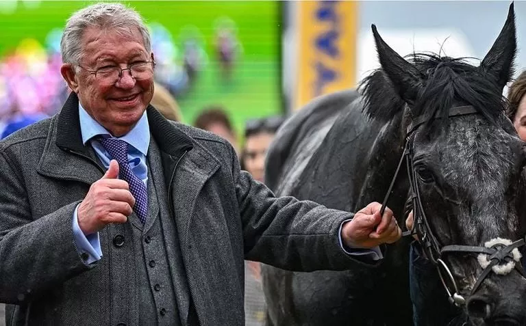 Sir Alex Ferguson merayakan kemenangan saat di Festival Cheltenham (Foto: @sportbible/via: X)
