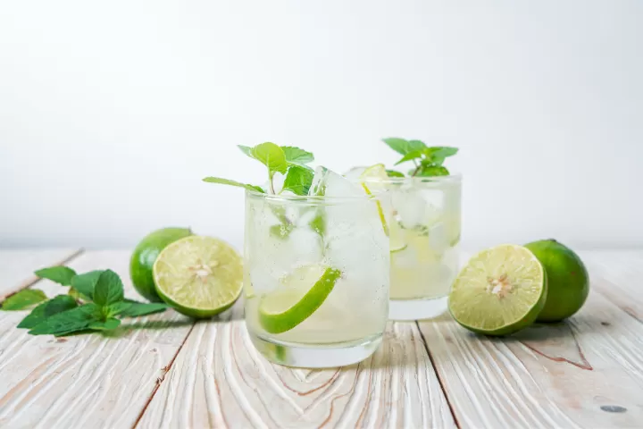 5 resep minuman segar dari jeruk nipis, alternatif penurun kolesterol di bulan ramadan (foto: canva)