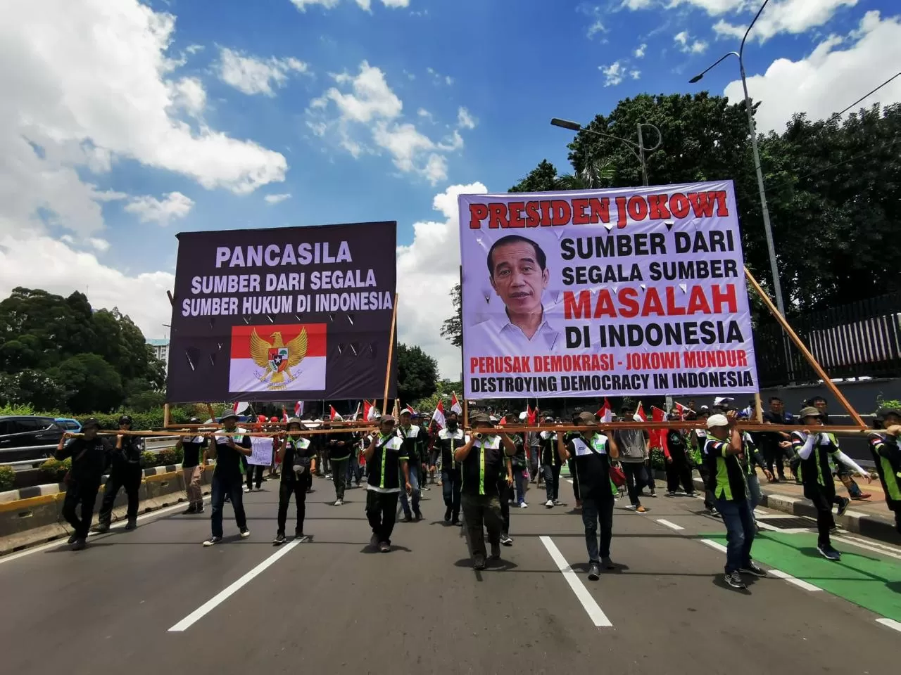Demo makzulkan Jokowi di depan Gedung DPR/MPR, Senayan, Jakarta pada Selasa, 5 Maret 2024. 