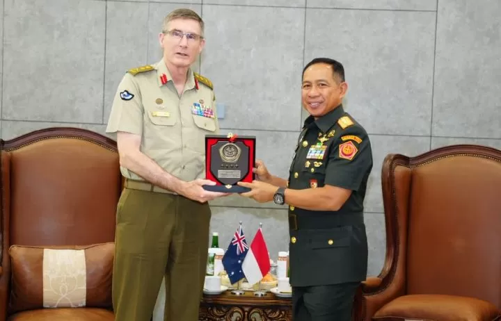 Panglima TNI Jenderal Agus Subiyanto (kanan) melakukan mutasi, rotasi, dan promosi jabatan yang menyinggung 52 perwira tinggi (pati) TNI dari tiga matra, TNI AD, AL, dan AU. Foto: Mabes TNI