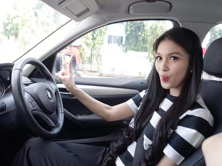 Sandra Dewi mengendarai salah satu mobil mewah koleksi Harvey Moeis. Sang suami kini mendekam di penjara karena diduga terlibat kasus dugaan korupsi di PT Timah Tbk. Foto: X @SandraDewi88