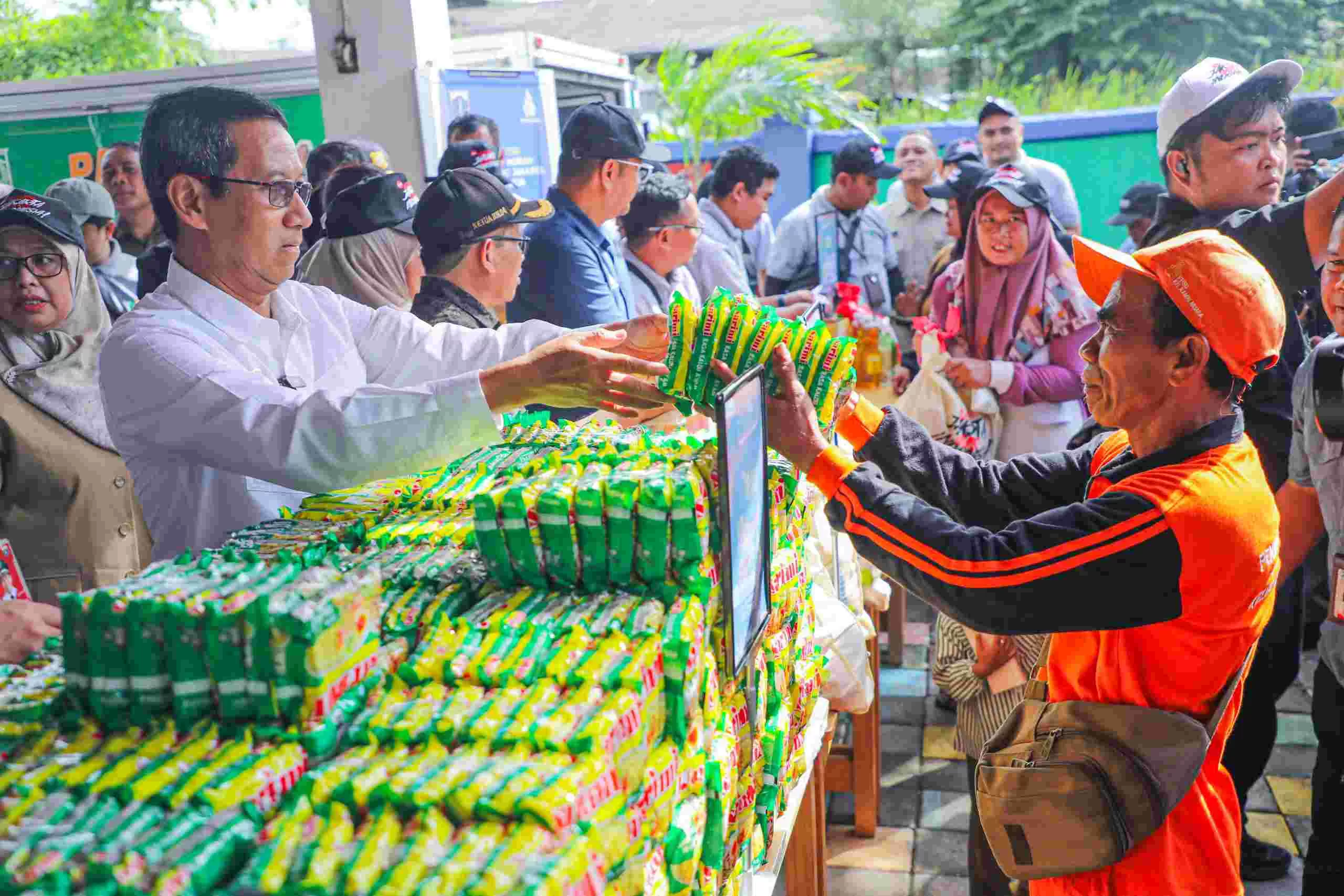 Penjabat Gubernur DKI Jakarta Heru Budi Hartono saat mengunjungi Program Semobako Murah di Kamal Muara, Penjaringan, Jakarta Utara, pada Senin, 18 Maret 2024. (Foto: Dok. Pemprov DKI)