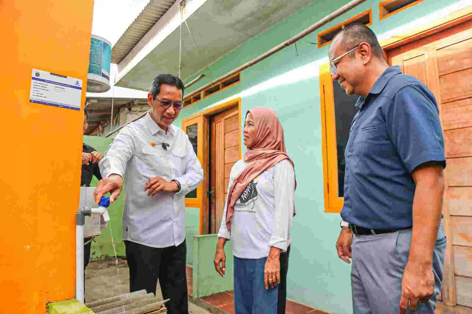 Penjabat (Pj) Gubernur DKI Jakarta Heru Budi Hartono bersama Dirut PAM Jaya, Arief Nasruddin dan warga saat mengecek ketersediaan air bersih di Kelurahan Kamal Muara, Penjaringan, Jakarta Utara, pada Senin, 18 Maret 2024. (Foto: Dok. Pemprov DKI)