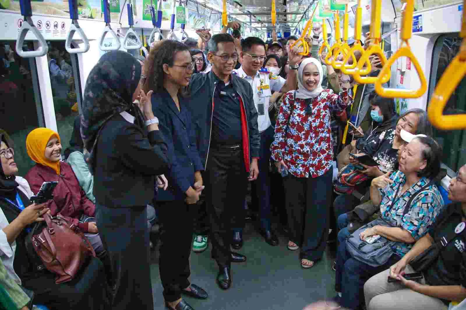 Penjabat (Pj) Gubernur DKI Jakarta Heru Budi Hartono didampingi Staf Khusus Presiden RI Angkie Yudistia, mengajak 25 penyandang disabilitas dari komunitas difabel Yayasan Menembus Batas, ngabuburit menggunakan Bus Transjakarta pada, Senin, 25 Maret 2024. (Foto: Dok. Pemprov DKI)