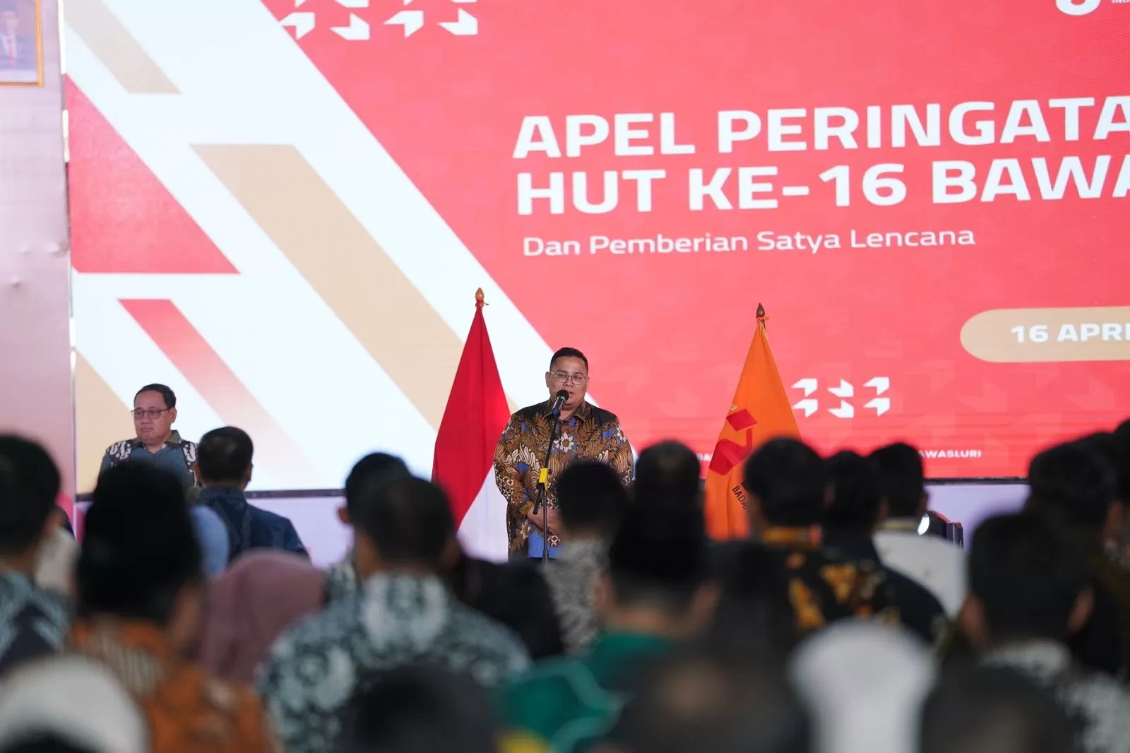 Ketua Bawaslu RI Rahmat Bagja saat memberikan sambut di acara Tasyakuran HUT ke-16 Bawaslu di Gedung Bawaslu. Foto: Bawaslu RI