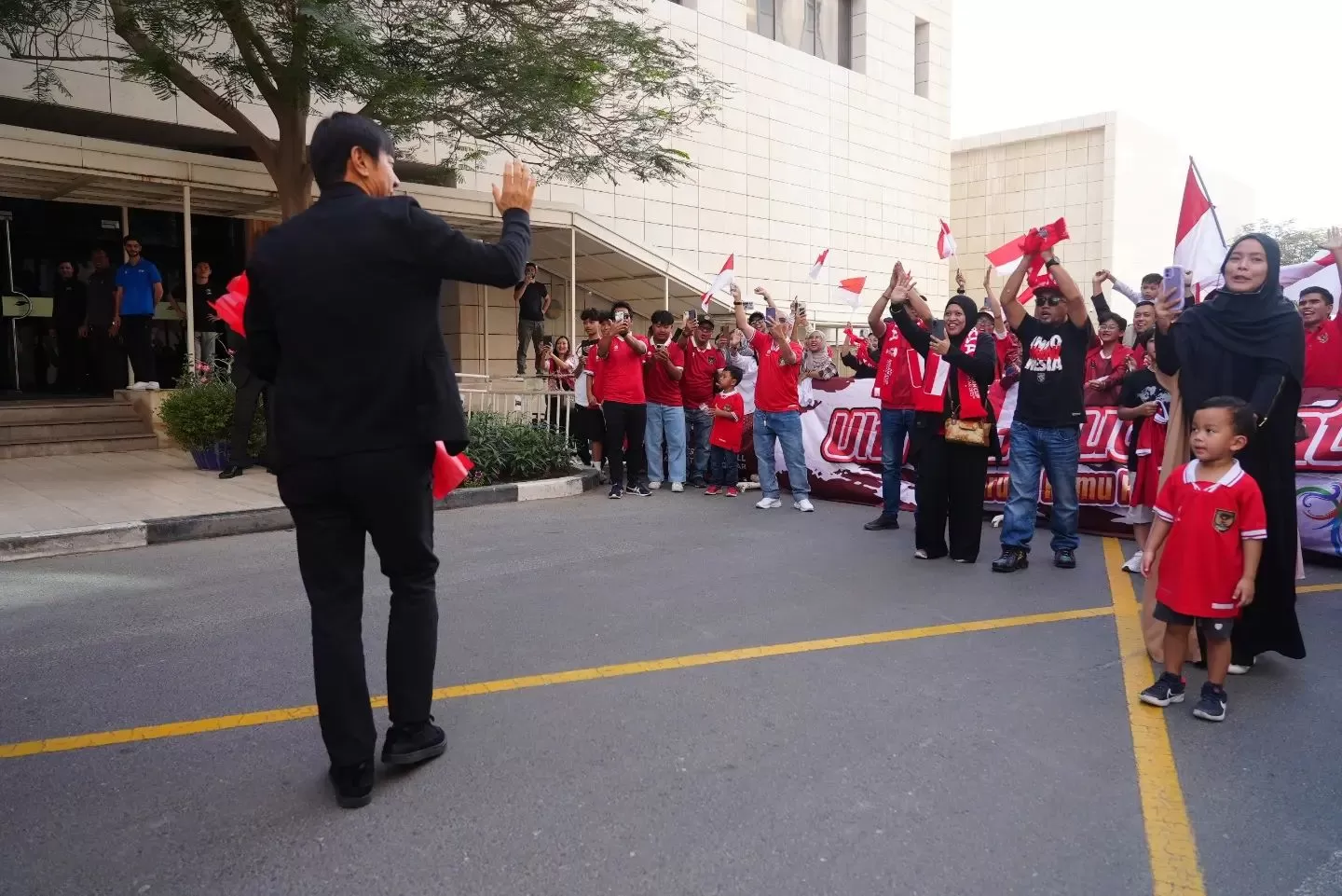 Fans Timnas Indonesia U-23 di depan Hotel Westin, tempat menginap skuad nasional selama Piala Asia U-23 2024 (Foto: KBRI Doha)