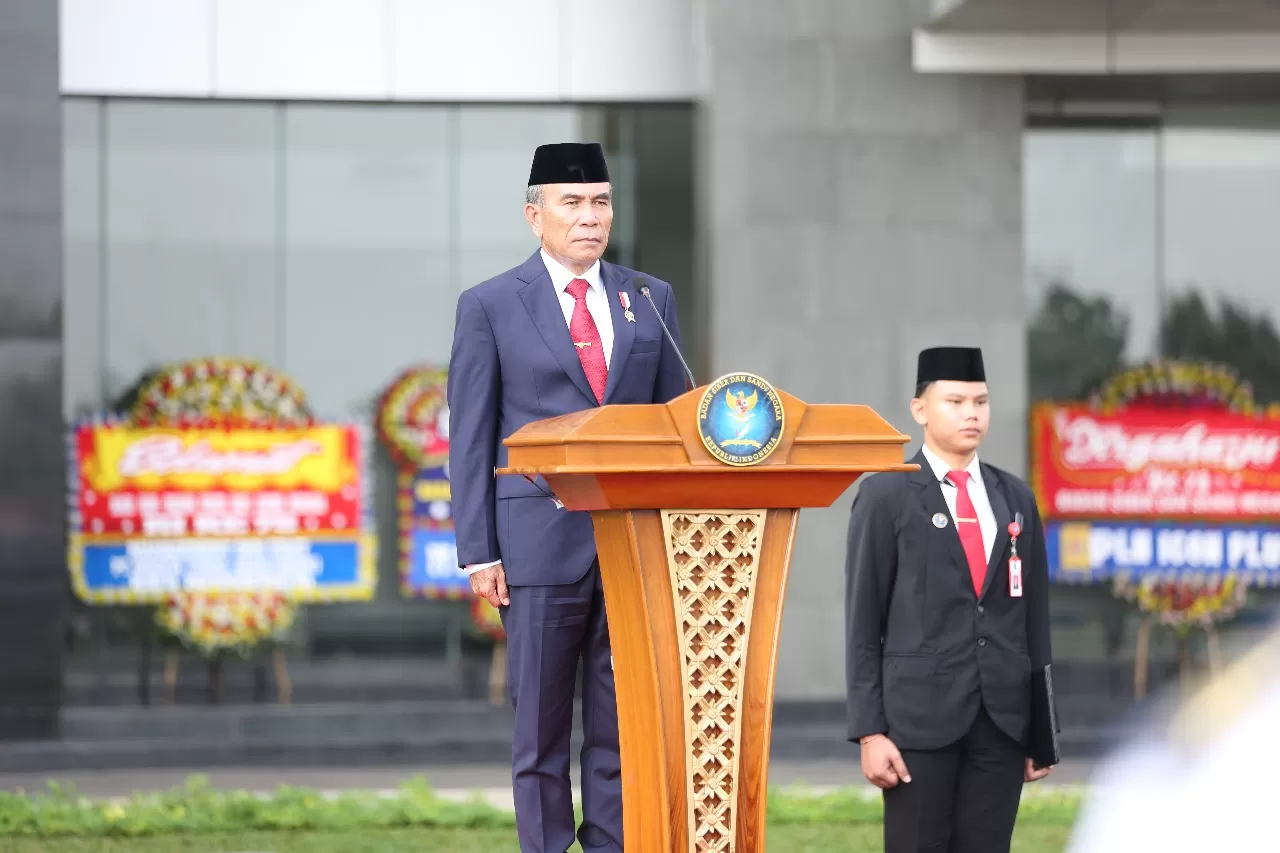 Kepala Badan Siber dan Sandi Negara Letjen TNI (Purn) Hinsa Siburian menjadi inspektur upacara dalam Upacara Peringatan Ulang Tahun ke-78 Badan Siber dan Sandi Negara (BSSN).
