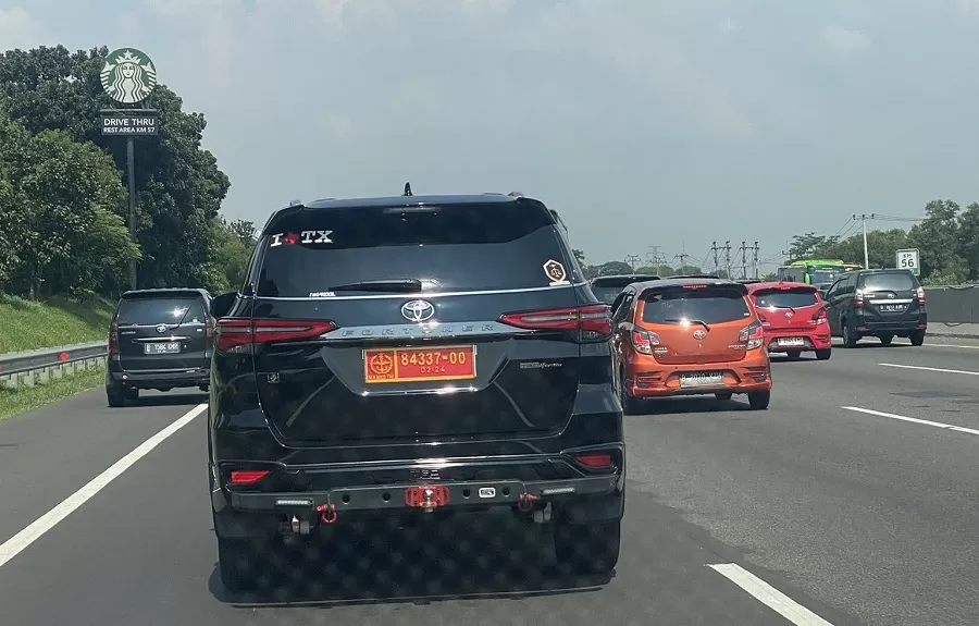 Fortuner dengan sopir pria ngaku adik jenderal dalam video viral di medsos ternyata pakai pelat palsu (Dok akun X @tantekostt)
