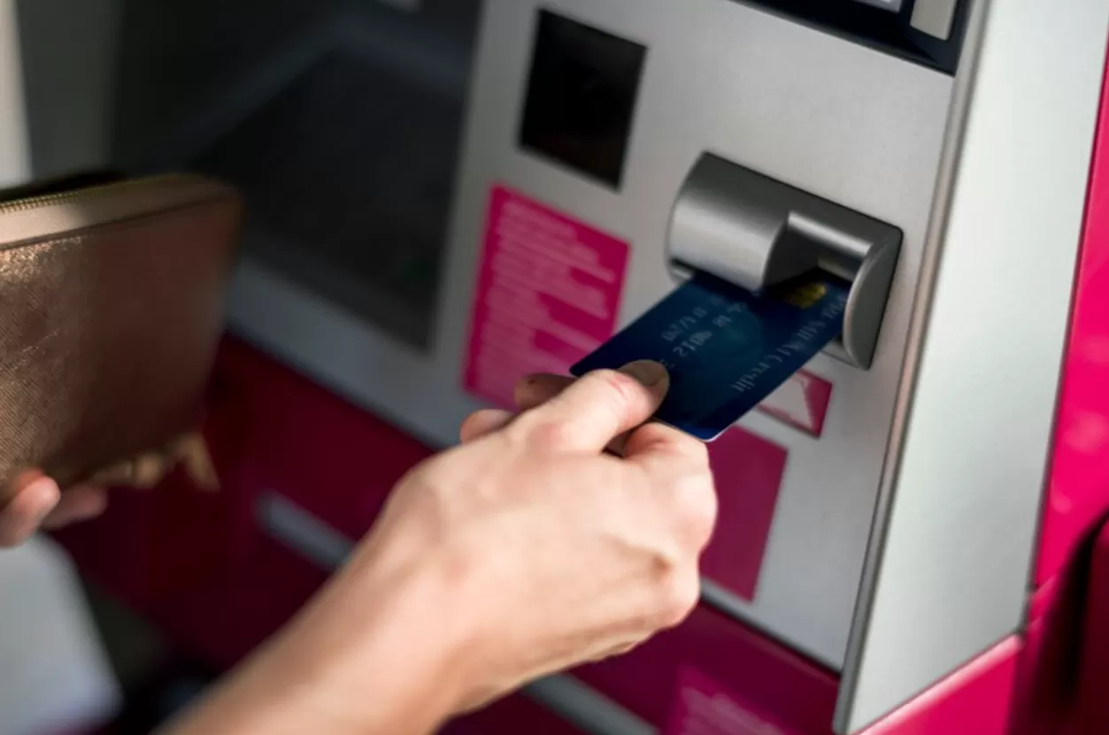 Modus Pencurian dengan Ganjal Kartu ATM (foto: freepik.com/author/rawpixel-com)