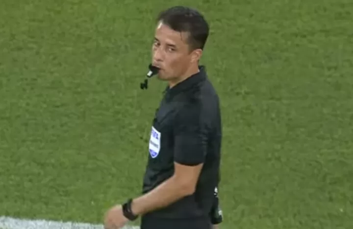 Wasit Nasrullo Kabirov saat memimpin laga pembuka Grup A Piala Asia U-23 2024 antara Timnas Indonesia U-23 dengan Qatar U-23 di Jassim Bin Hamad Stadium, Doha, Senin malam 15 April 2024. Foto: Tangkapan Layar X
