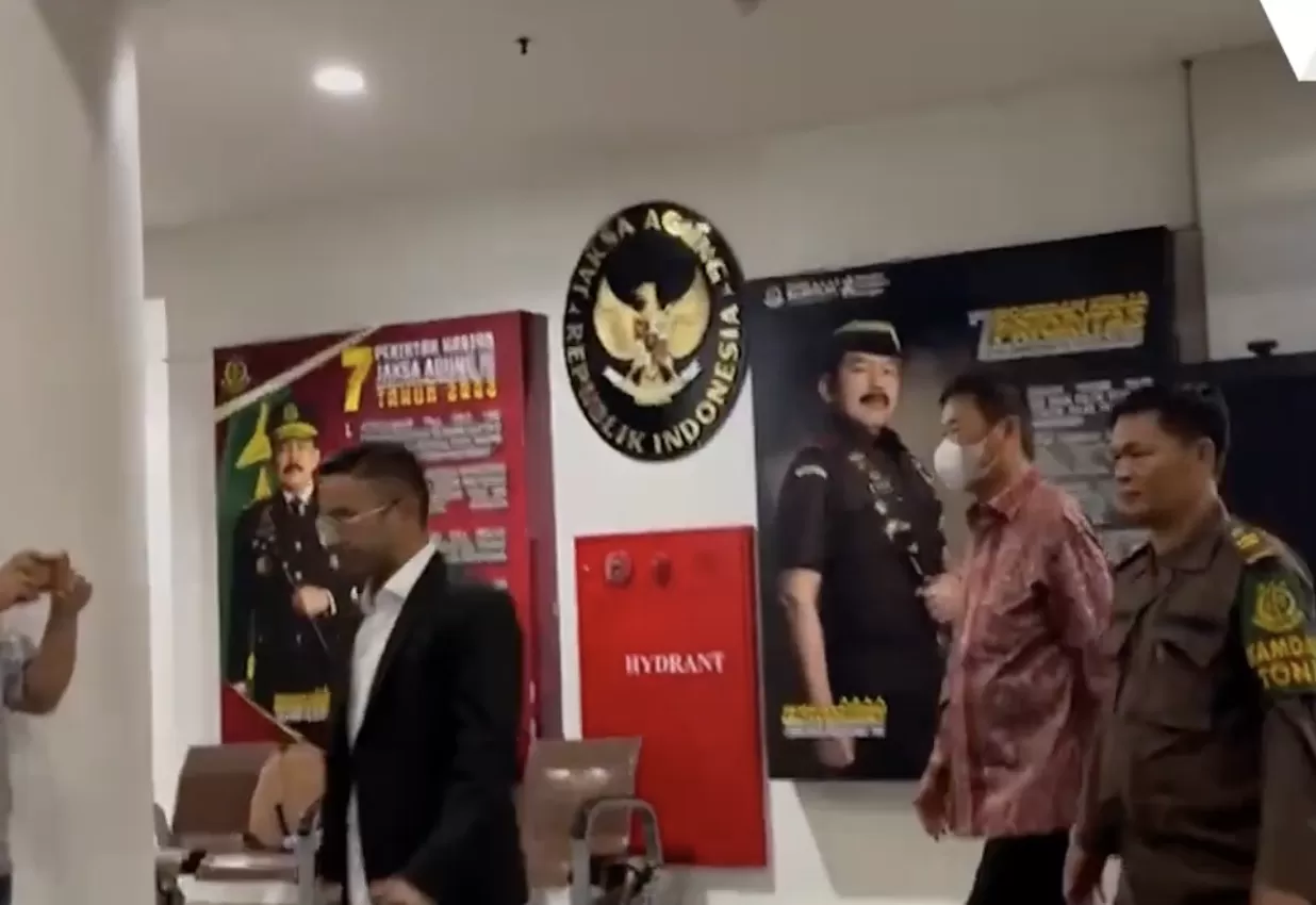 Robert Bonosusatya alias RBS usai menjalani pemeriksaan selama 13 jam oleh penyidik Kejaksaan Agung.