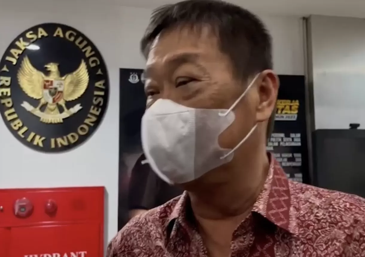 Robert Bonosusatya alias RBS usai menjalani pemeriksaan selama 13 jam oleh penyidik Kejaksaan Agung.