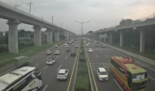 Kondisi lalu lintas di Tol Jakarta-Cikampek (JAPEK) KM 07+000. (Dok: CCTV bpjt) 