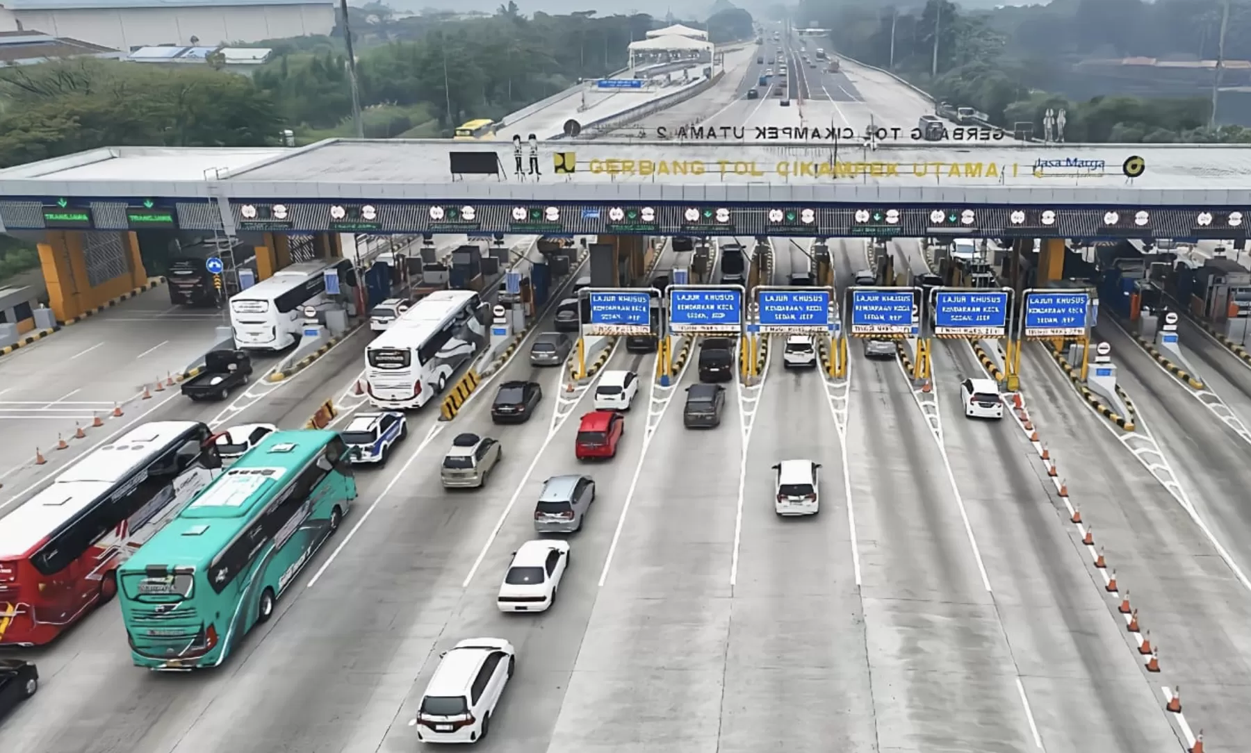 Lalu lintas menuju Trans Jawa melalui gerbang tol Cikampek Utama, Tol Jakarta-Cikampek. (Dok: Jasamarga)