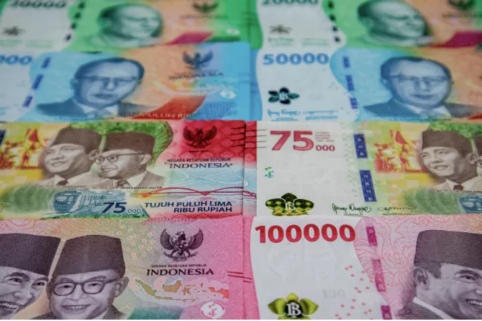 Nilai tukar rupiah menguat terhadap dolar AS. (Foto: Getty Images/Muhammad Fawaid)