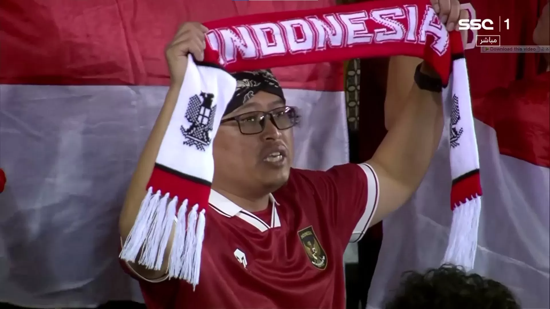 Tampak suporter Indonesia di di Jassim Bin Hamad Stadium, Doha. Untuk sementara Timnas Indonesia U-23 tertinggal 0-1 dari Timnas Qatar U-23 pada menit ke-44 melalui titik putih. Gol ini berbau kontroversi setelah Rizky Ridho  