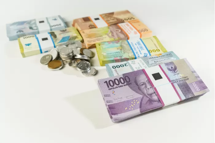 Uang rupiah lama yang sudah tidak berlaku lagi.