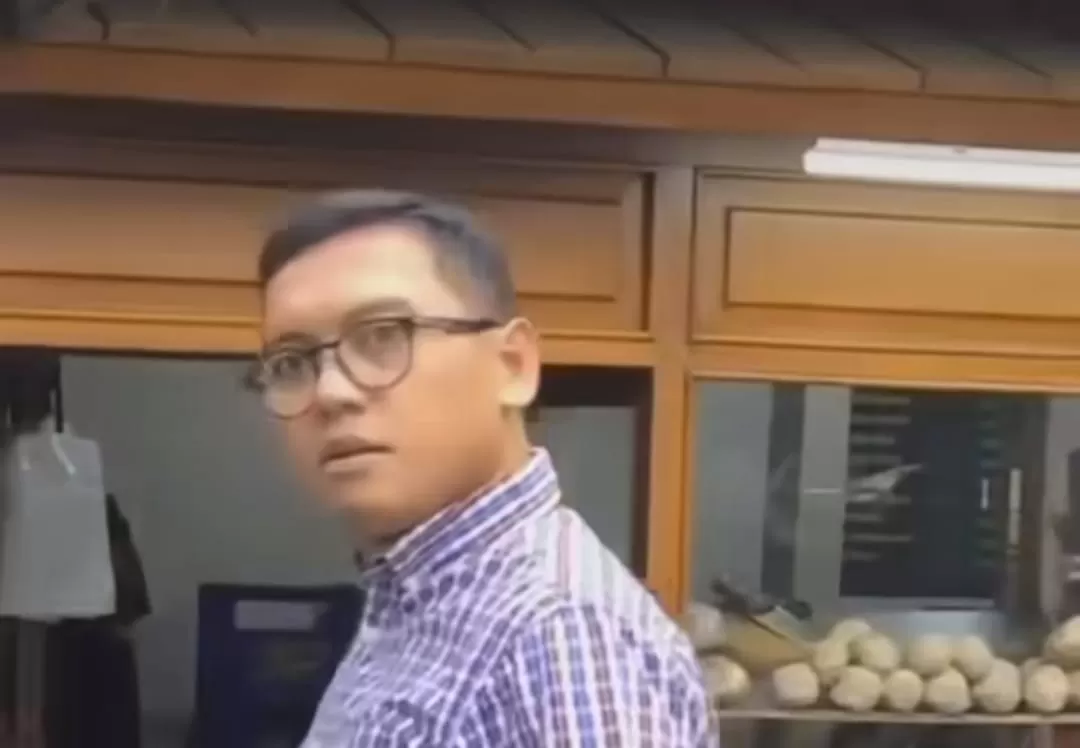 Video pria parkir mobil sembarangan dan meludahi pengendara lain viral di media sosial (Dok tangkapan layar)