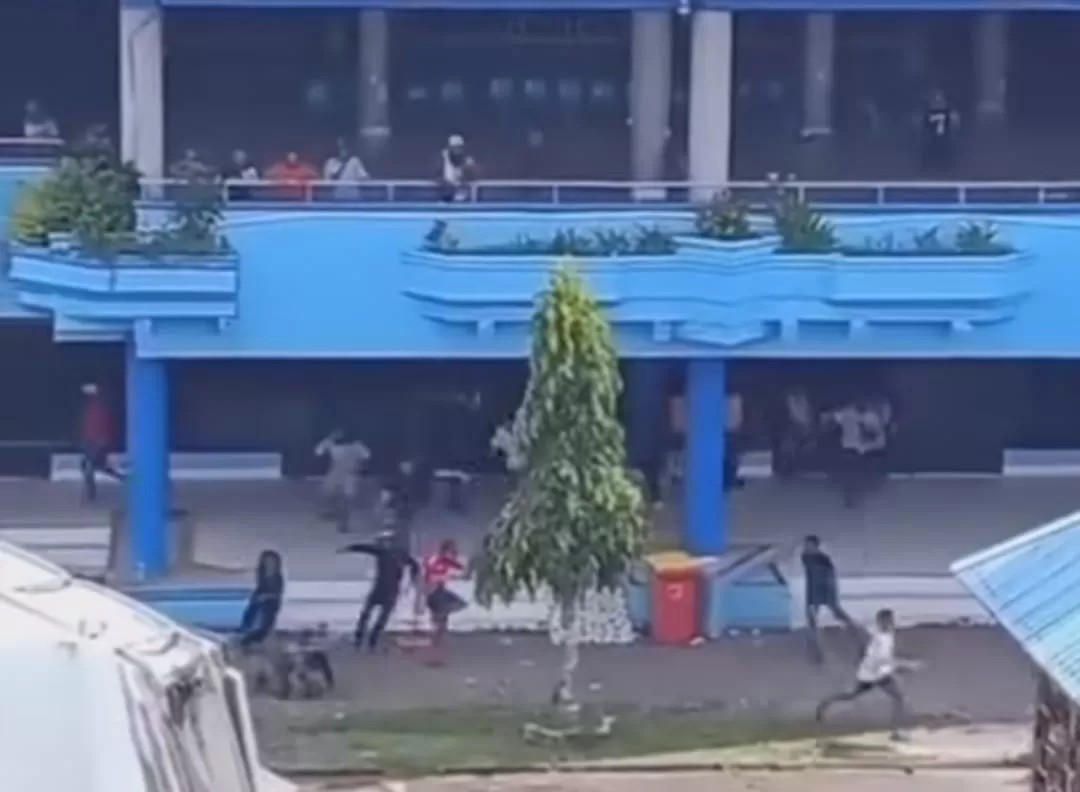 Detik-detik bentrokan TNI AL versus Brimob di Pelabuhan Sorong, Kota Sorong, Papua Barat (tangkapan layar)