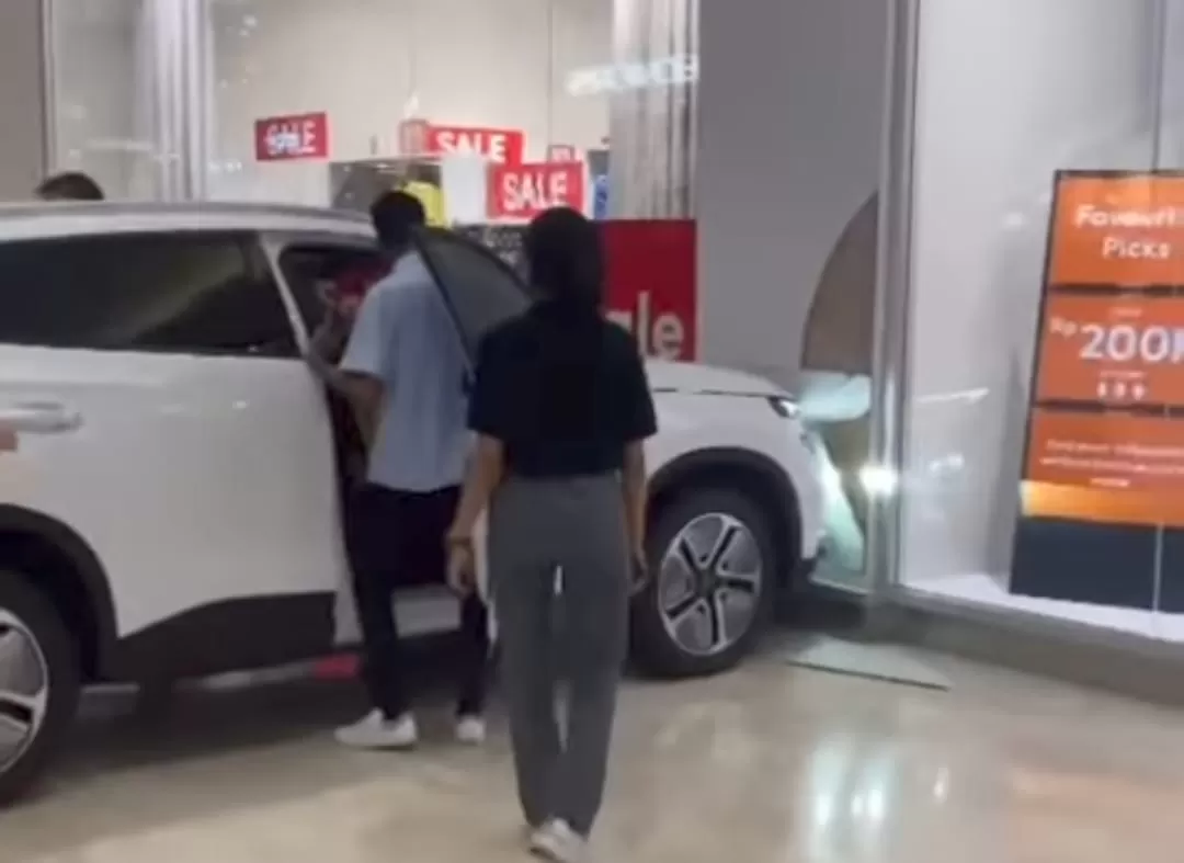 Video viral bocah tabrakkan mobil ke tembok di MOI (tangkapan layar)