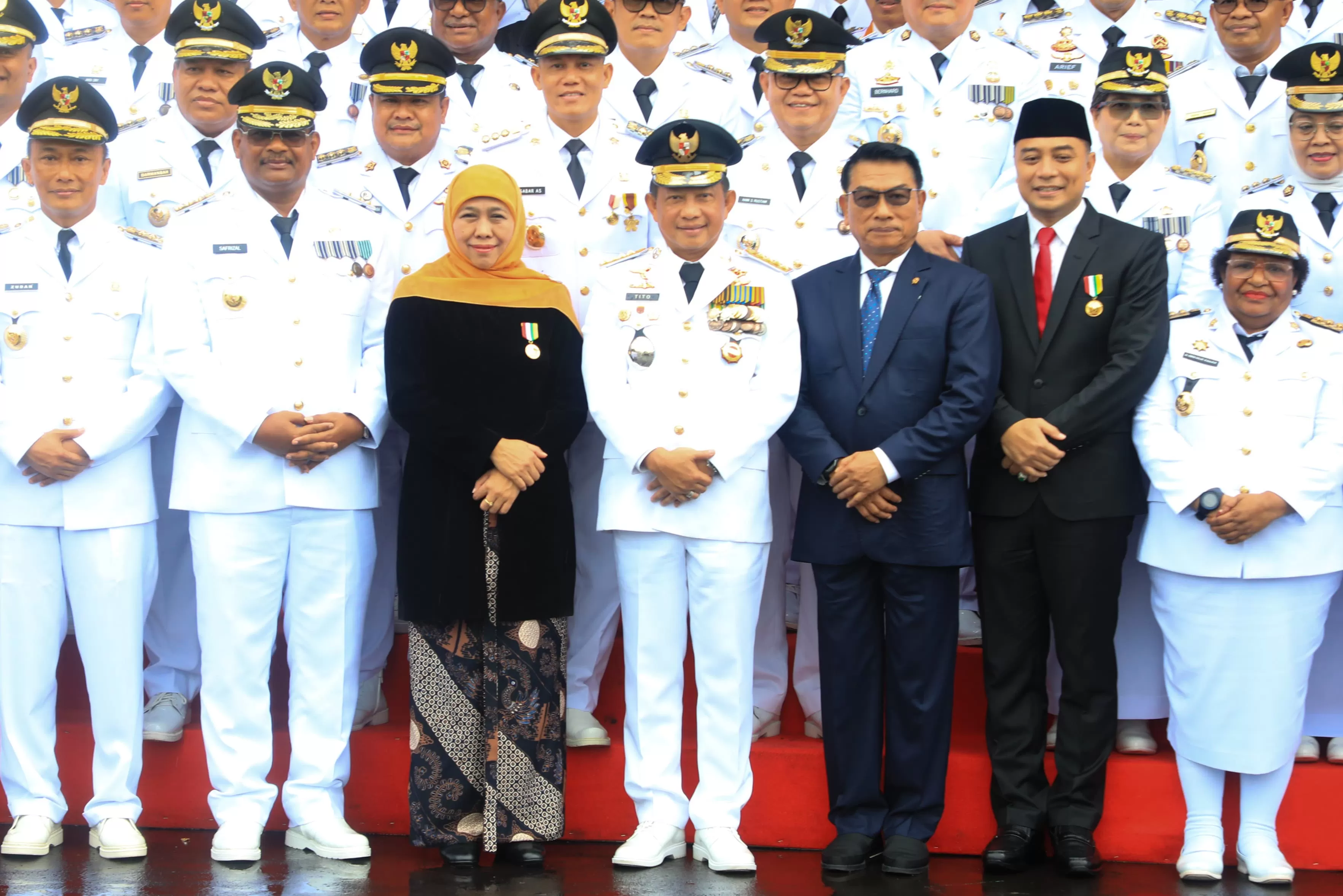 Gubernur Jawa Timur periode 2019-2024 Khofifah Indar Parawansa menerima penganugerahan tanda kehormatan Satyalancana Karya Bhakti Praja Nugraha dari Presiden RI Joko Widodo. foto : istimewa.