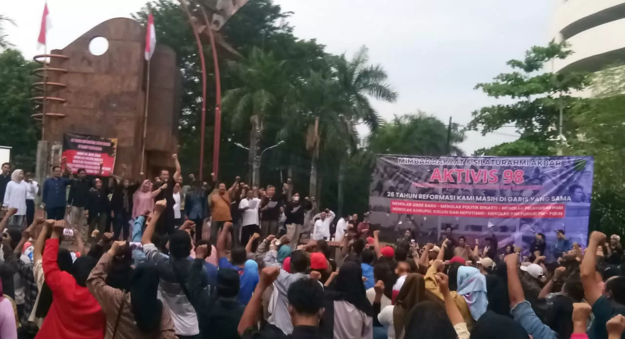 Maklumat Bersama Aktivis 98, mahasiswa, akademisi dan pejuang Pro Demokrasi di Universitas Negeri Jakarta (UNJ), Rawamangun, Jakarta Timur, pada Jumat, 26 April 2024.   