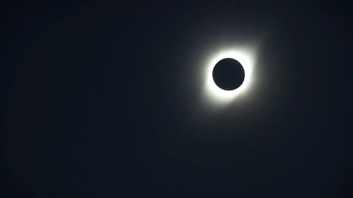 Ilustrasi gerhana Matahari total yang akan terjadi pada 8 April 2024. Foto: Time and Date