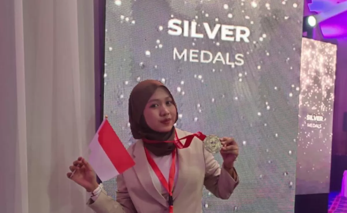 Siswa berprestrasi Filda Nuha Filyaar Afkor berhasil meraih Silver Medal pada I-FEST atau the International Festival of Engineering Science and Technology di Tunisia. Foto: Kemenag