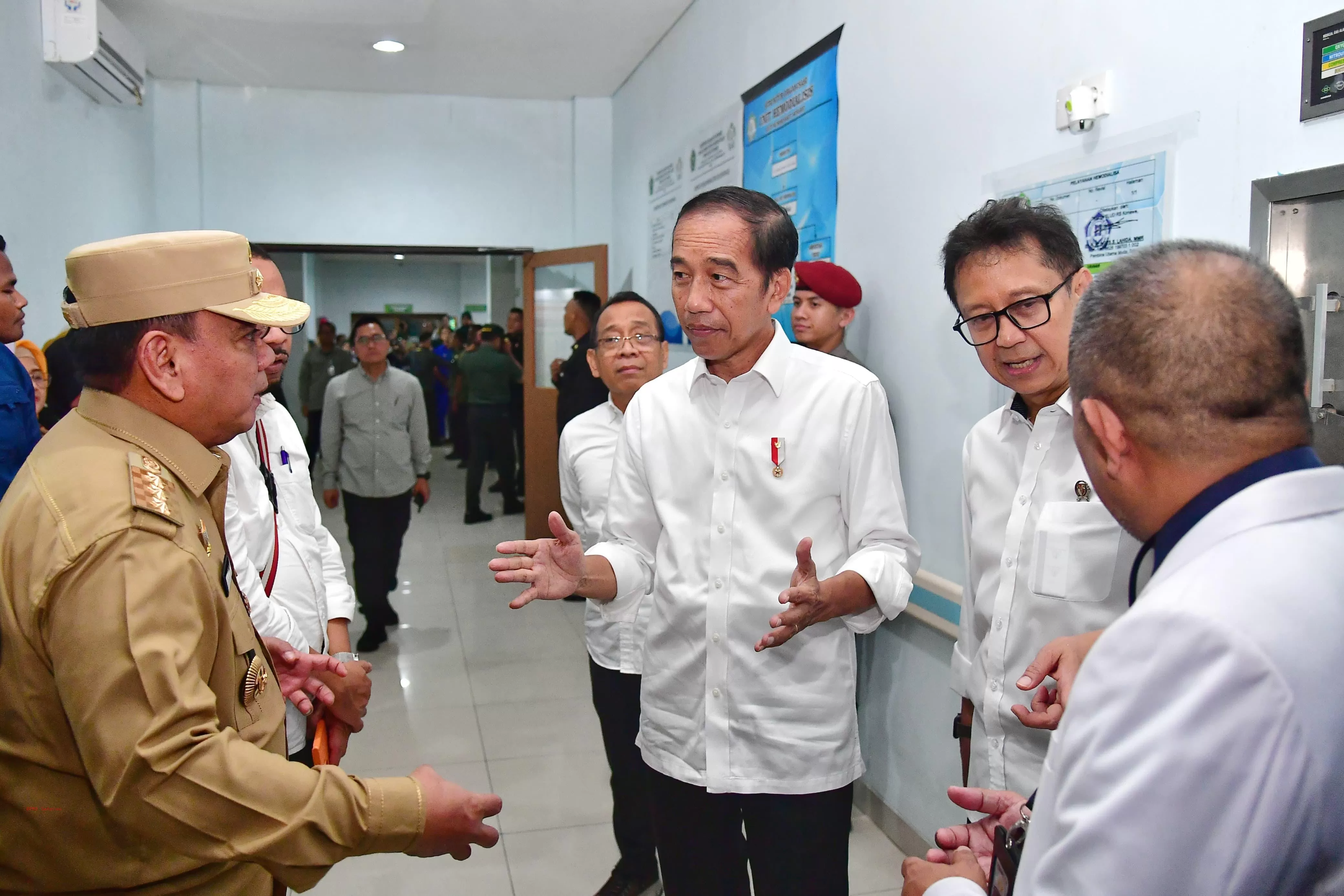 Presiden RI Joko Widodo (Jokowi) saat mengunjungi Badan Layanan Umum Daerah (BLUD) Rumah Sakit Konawe di Kabupten Konawe, Sulawesi Tenggara, pada Selasa, 14 Mei 2024. (Foto: Dok. BPMI Setpres)