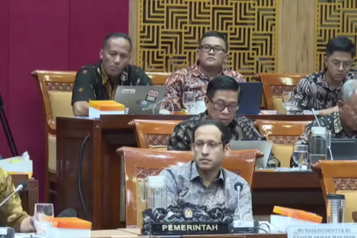 DPR pertanyakan biaya kuliah UKT yang mahal ke Kemendikbud. (Foto: Youtube/@DPR RI)