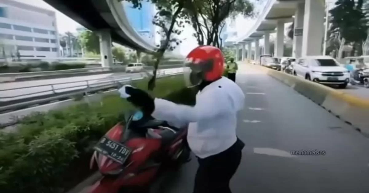 Ngaku ada Bekingan, Pengendara Motor Buang Surat Tilang (tangkapan layar instagram @memomedsos)